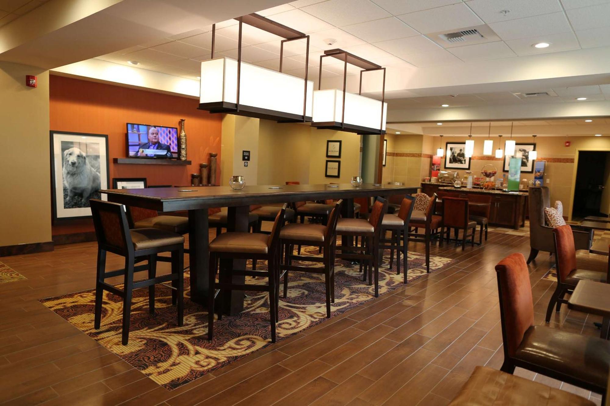Hampton Inn Юнион-Сити Экстерьер фото